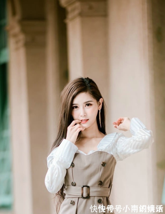 小姐姐 穿着简约的半身裙,配上清爽的背心,让造型显得优雅又靓丽