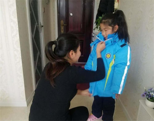 衣物|孩子每次回家都说冷,宝妈怀疑校服有问题,剪开校服后宝妈哭了