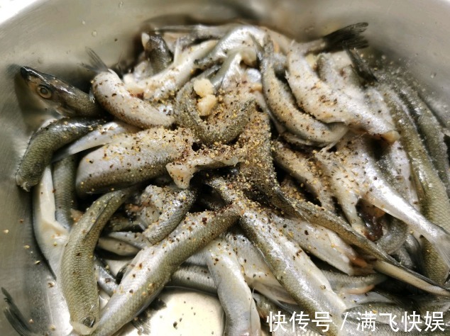 脱糊|炸小鱼时,用什么挂糊很重要,学会这个方法,出锅外酥里嫩,真香