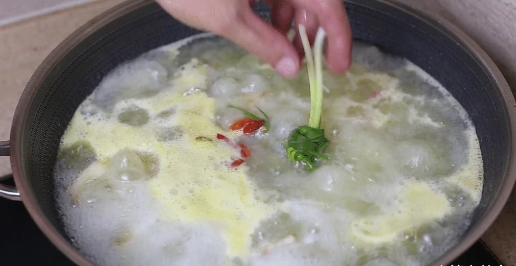 为什么饭店的鱼汤都是金黄色的？其实方法很简单，汤浓好喝无腥味
