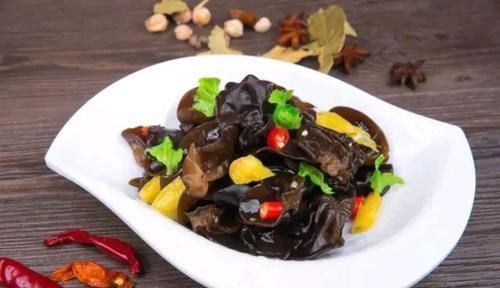 黑木耳|女性开始变老时，身体一般会露出丑态，若你一个没有，说明还年轻