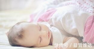 睡姿|婆婆拍下一家四口睡姿,夫妻俩秀恩爱睡姿走红,网友:孩子是意外