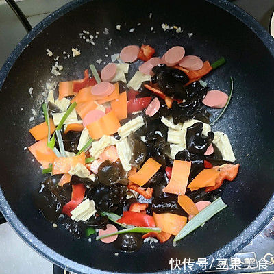 这道腐竹木耳炒火腿，汤汁都要舔干净
