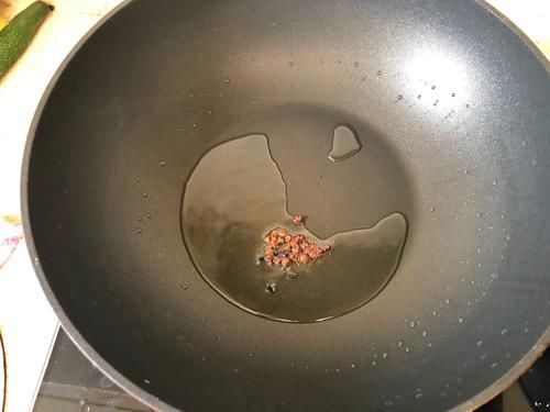 爸爸|爸爸拿手的茼蒿做法,5分钟做1盘,脆嫩清甜,家人抢着吃