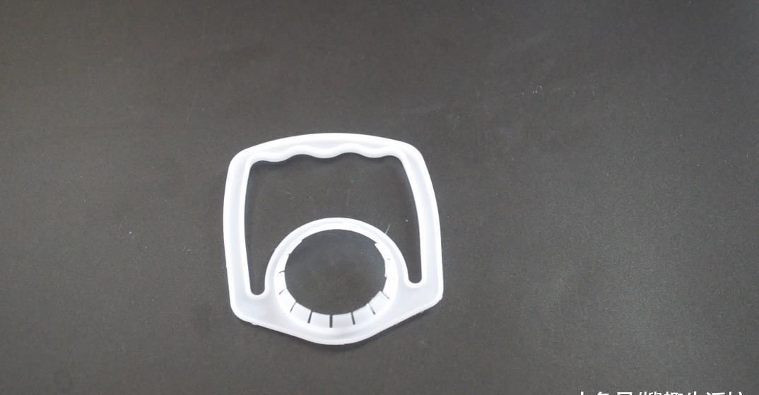 洗菜池边上放一个油桶提手, 作用太棒了, 解决了很多家庭的烦恼