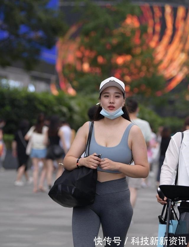 搭配 时尚又耀眼的鲨鱼裤更具时尚女人味,尽显美女端庄气质,就算再热!