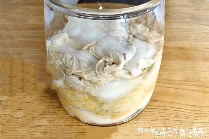 酸菜|腌酸菜时，不要直接加食盐，多加1步，又酸又脆，半年都不坏