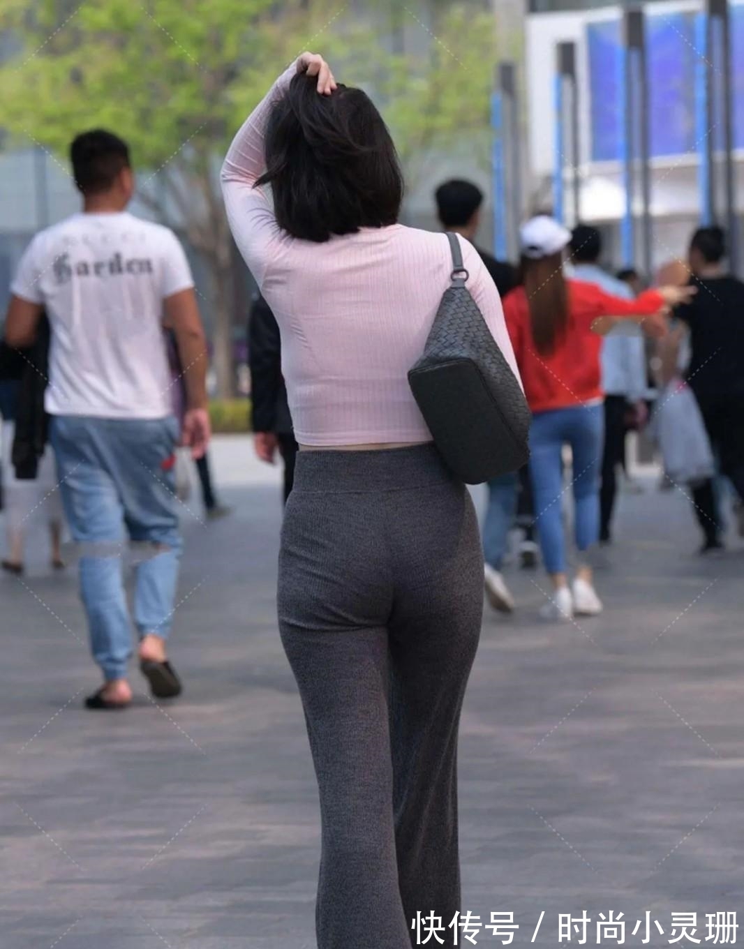 浅灰色|粉色上衣搭灰色休闲裤,青春简约又大气,轻松穿出时尚感!