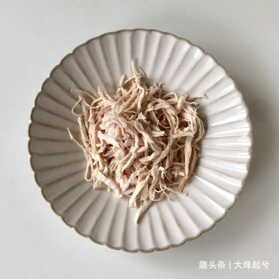 适合夏天的五彩凉拌鸡丝鱼面,低脂低卡,清爽好吃不油腻