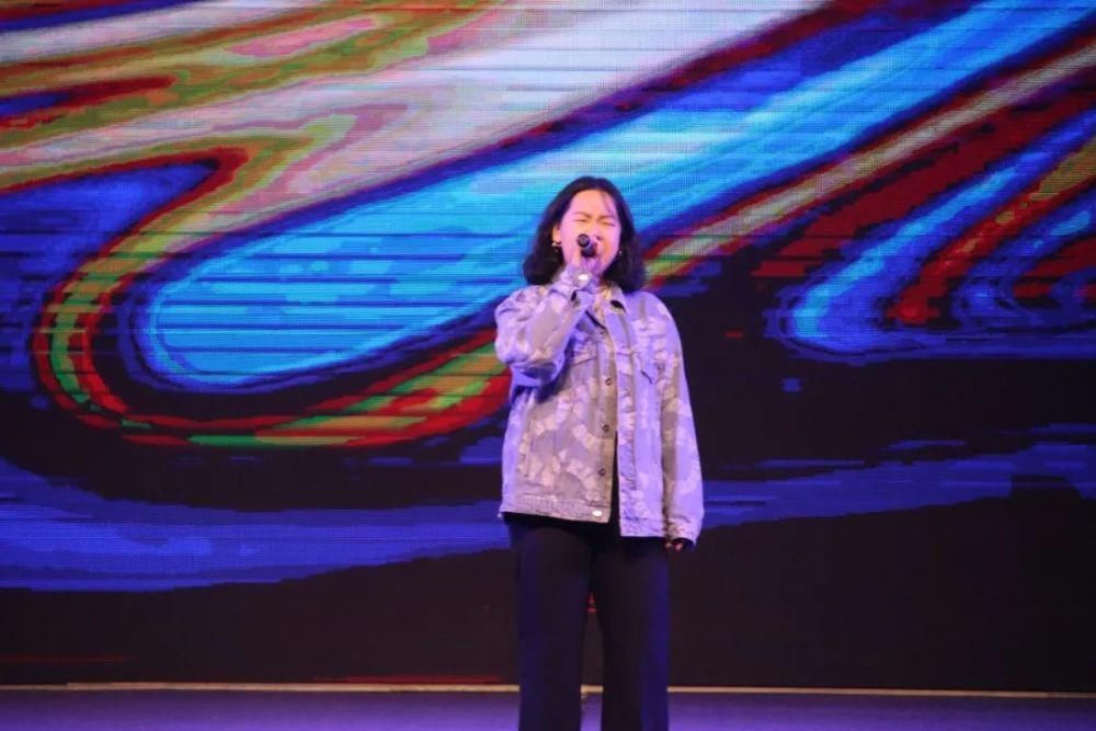 冬天的第二场雪和今晚的校园歌手大赛更配噢～