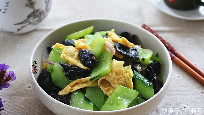 木耳|此菜,我家每周吃两顿,雷打不动,营养水分足,低脂美容嫩肌肤