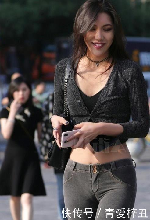 穿搭|街拍打底裤新颖出彩而且非常时髦，彰显出女神般的时尚活力