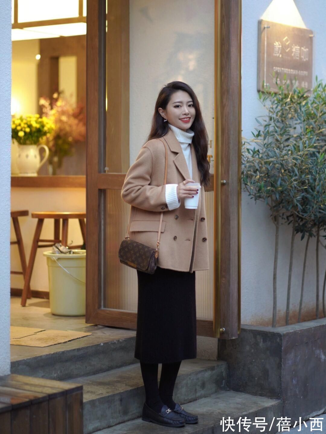 高领 驼色大衣才是当季最in,给你选了4款好看的版型,这么搭简约高级