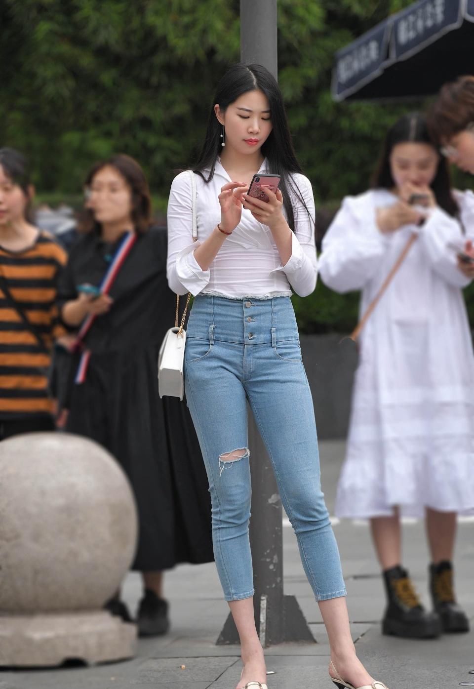 街拍美女：无数女孩证明，牛仔裤确实适合长腿！