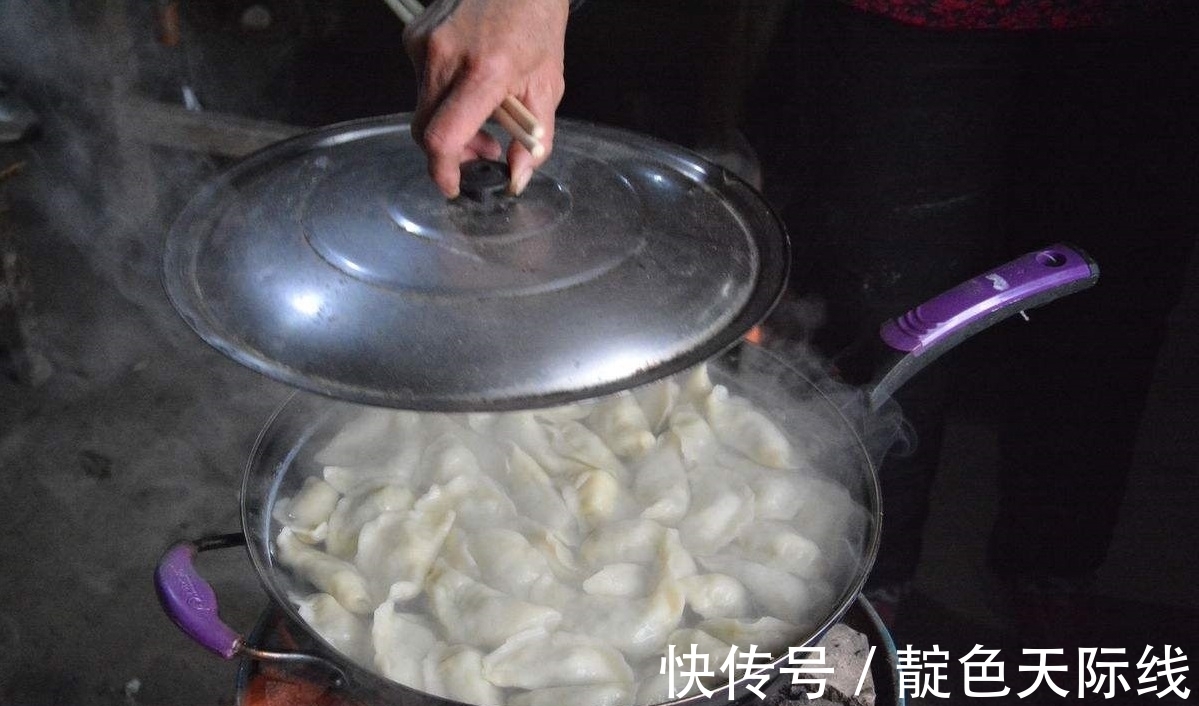 煮饺子,水开了别急着下锅,多加“这一步”,饺子不破皮不粘锅!