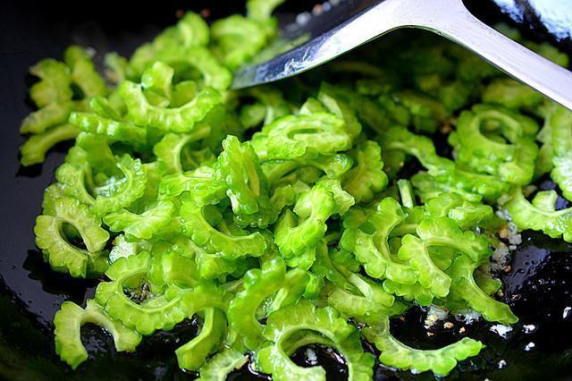 爽口|苦瓜经过这样处理后,苦味不会太重,而且更加清脆爽口了!