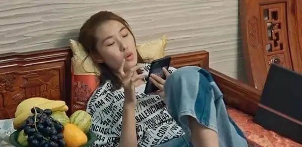 父母|16岁吃饭还要人喂,日花销过万的“巨婴”思琦,现状值得家长反思