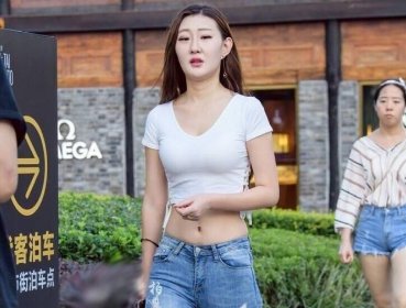 气质优雅的小姐姐，展示自己优秀的身材，成为时尚百变女王