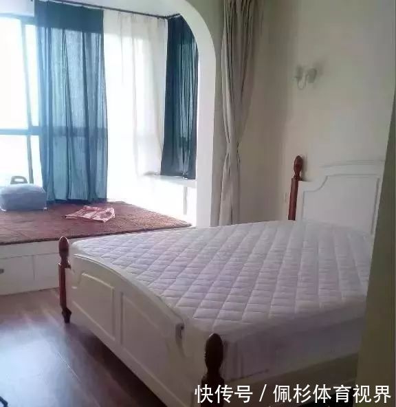 家人|老婆不顾家人的反对，卫生间就砌半堵墙，完工后全家都夸她聪明