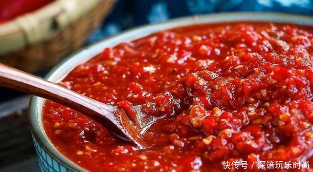 瓶子|腌辣椒时,只放盐就错了!多加2步,辣椒酱久放不发霉,香辣下饭