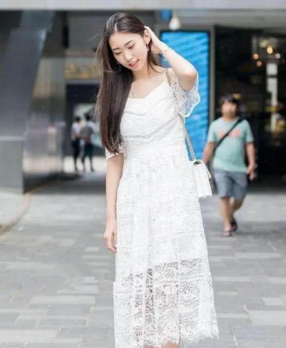 街拍:温婉可人的小美女,身穿双层连衣裙,清新靓丽好身材