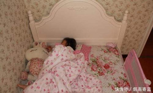 二宝|一家四口睡觉的照片火了,网友笑翻:父母是真爱,孩子是意外