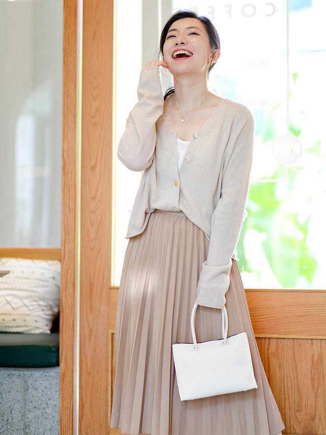 搭配|其实,秋天用白色针织开衫搭配黑色连衣裙就很美,简约百搭又高级