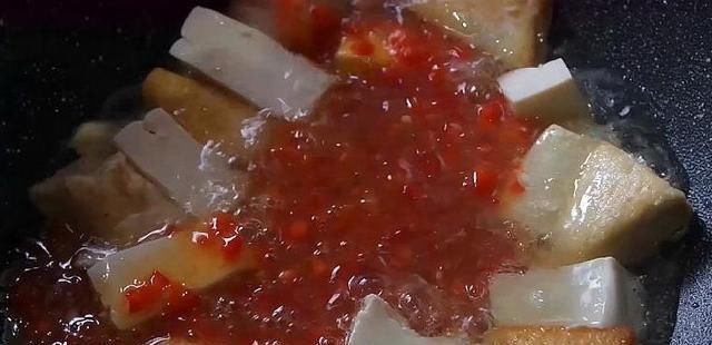 红灯笼椒|豆腐别再红烧了,试试这种做法,一顿2斤不够吃,做法超简单