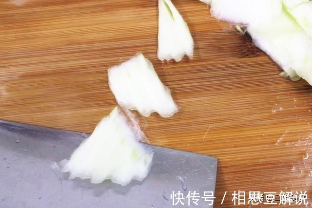 炒白菜|炒白菜时，总用老做法就错了，教您2招，白菜鲜嫩还不出水，解馋