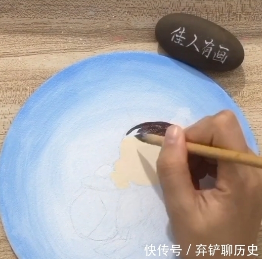 美术生#美术生手绘Q版蓝忘机,扶着酒坛睡大觉,网友:又喝大了