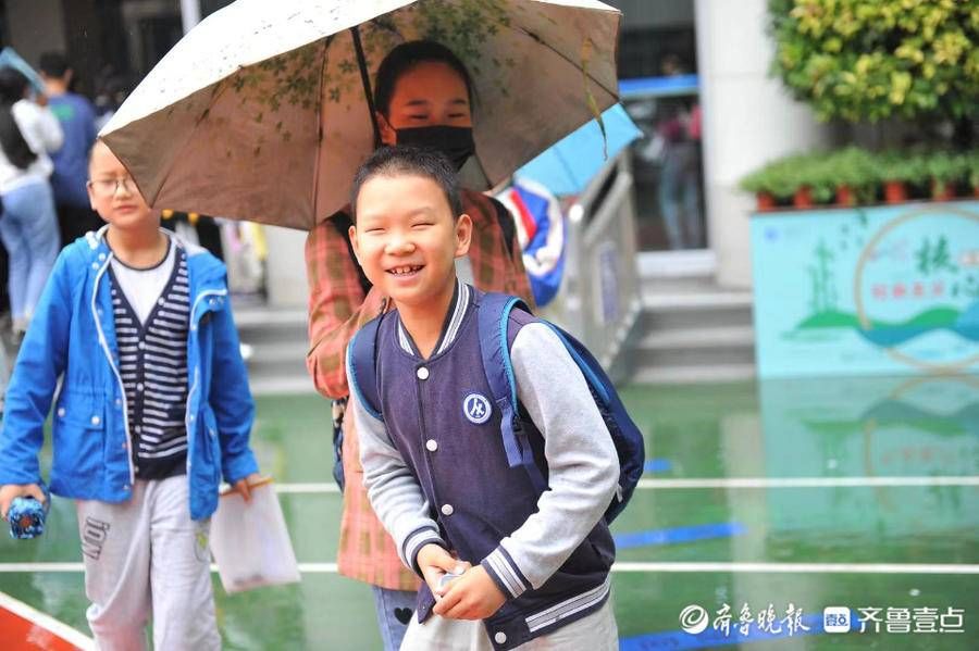 考场|考完啦！考生们面带微笑一脸轻松出考场