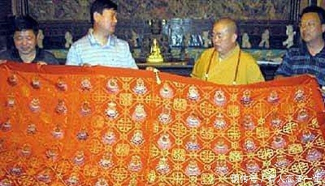 释永信的袈裟多贵重?18K 纯金做配钩,上好翡翠造玉环,估价16万