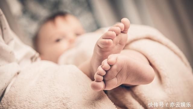 妈妈们|小宝宝经常“打嗝”,或许和几个“方面”有关,宝妈要多留心一点