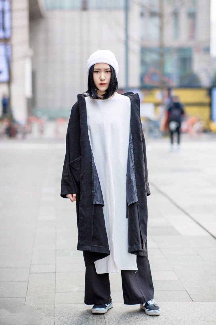 街拍:气场强大的美女,黑色超短裤加上黑色高跟靴,魅力十足!