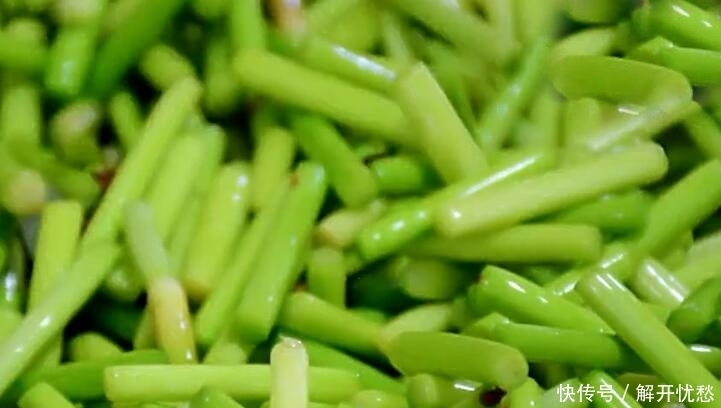 自从知道蒜苔能如此做,我家每年总会做上20斤,做一回能吃3个