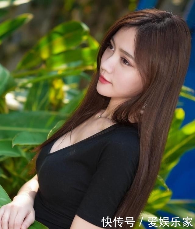 优雅|清新时尚的小姐姐,丰腴美丽性感,紧身短裙勾勒出好身材!