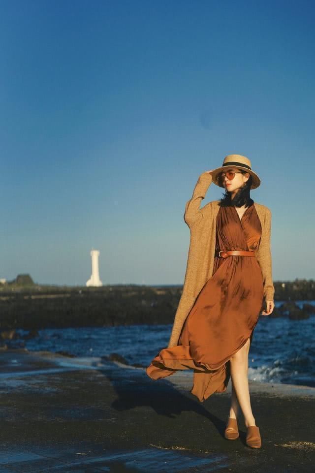 奔四的女人尽量少穿牛仔裙,看看三木这样穿多美,优雅大气上档次