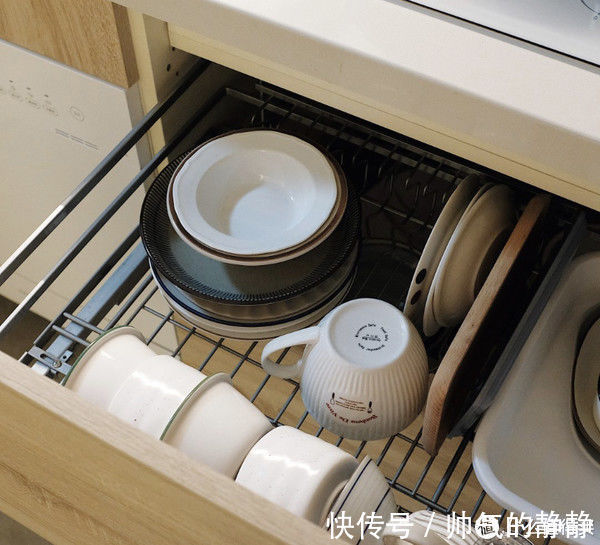 小喜|这对夫妻太有远见,把次卧和客厅打通,清爽开阔,日子过得简单舒适