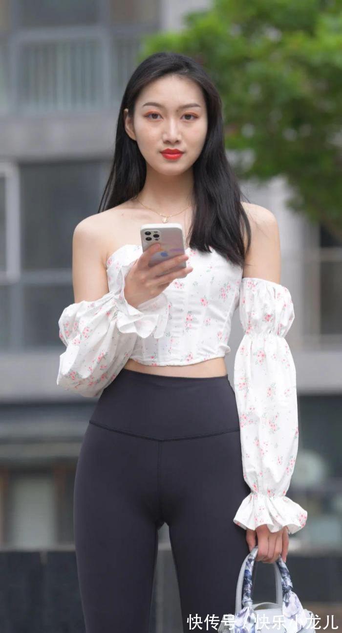 紧身 抹胸加上灯笼袖,再有瑜伽裤加持,小姐姐真的是有时尚气质