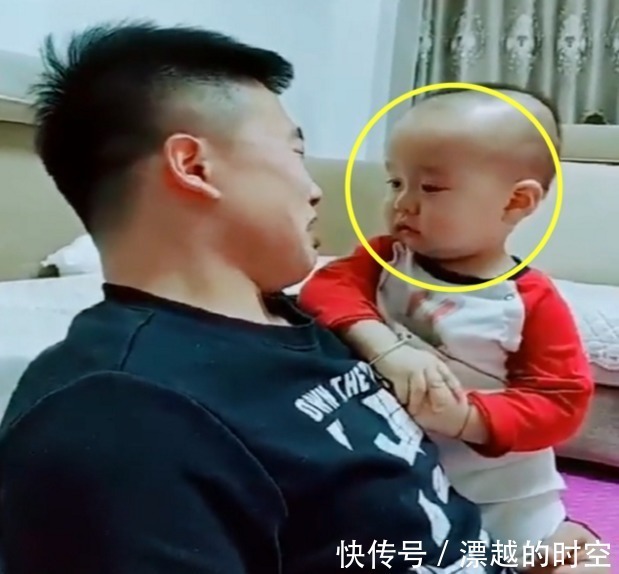 告状|爸爸向宝宝告状腿被妈妈打疼了,结果爷俩抱头痛哭,网友俩戏精