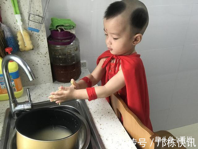 丈母娘|2岁小孩成“暖男”走红,每天给妈妈做饭,网友争相预订“女婿”