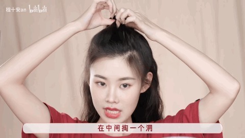 丝巾 别再披头散发了!这3个发型小技巧显嫩又高级