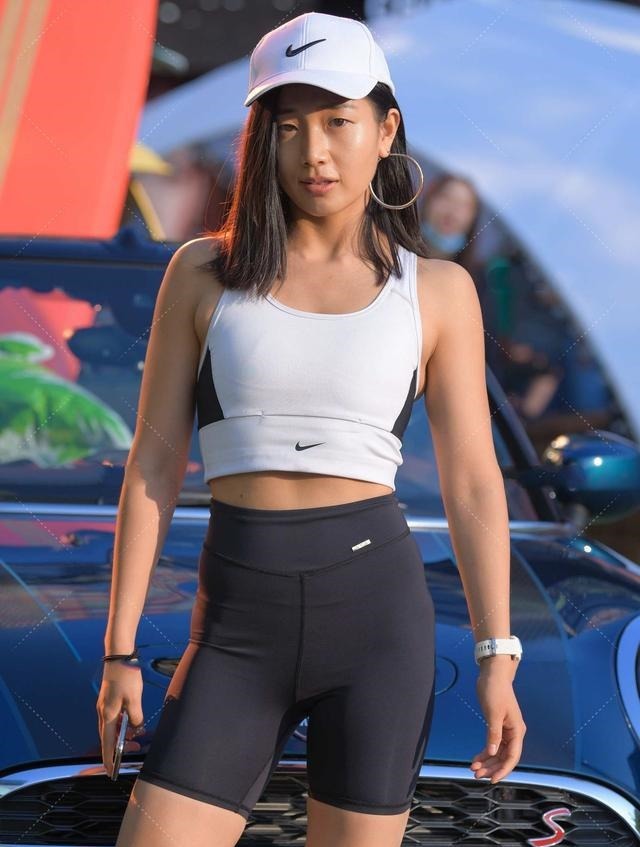 健身|白色背心配黑色骑行裤,简单干练风味十足,气场很强大!