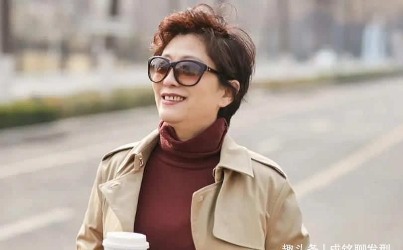 女人|60岁女人别总烫小卷发,试试优雅又大气的摩根柔卷烫,减龄又时髦