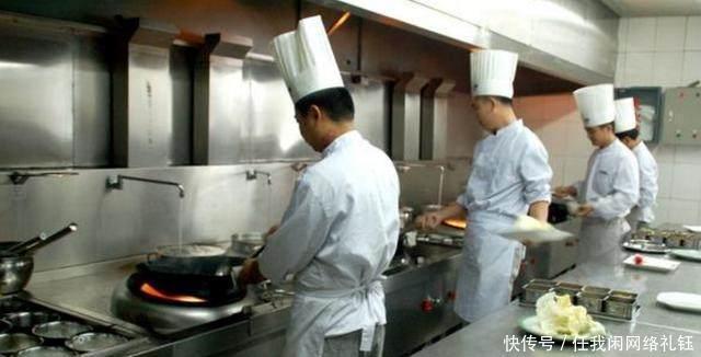 为什么厨师炒菜时灶台旁边的水管总开着的