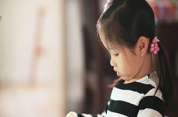 自信心|6岁女儿带奖状回家,妈妈发朋友圈炫耀,结果看清字后失去笑容