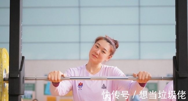 柔术|女排队长栗垚多才多艺,休赛期学习巴西柔术,指甲是亮点