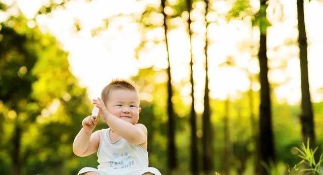 孩子|4岁男孩出去郊游后,他总是说耳朵疼,医生点了灯,父母害怕退后