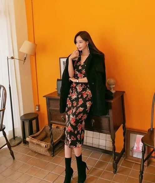 小姐姐|美女穿搭:甜刺绣雪纺裙,优雅身姿释放出来,小姐姐很自信!