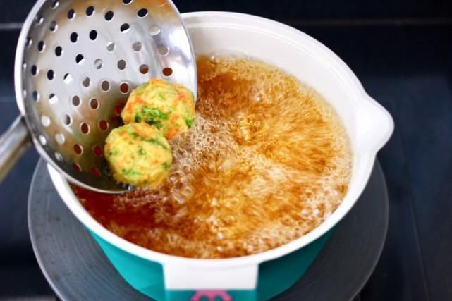 萝卜|炸丸子只知道用面粉,加上它,炸出来的丸子外酥里嫩,凉了也不硬